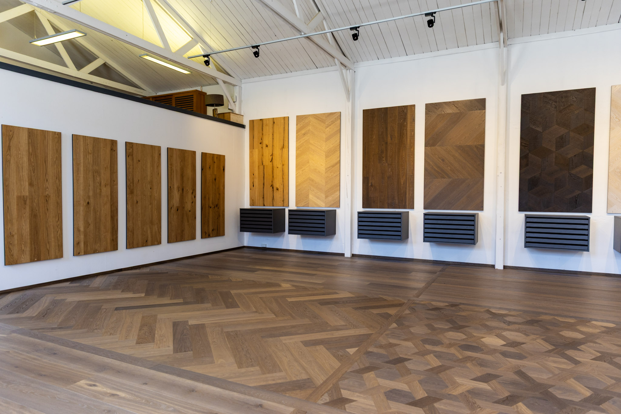 Landhausdiele Eiche Fume und Eiche Provence im Showroom