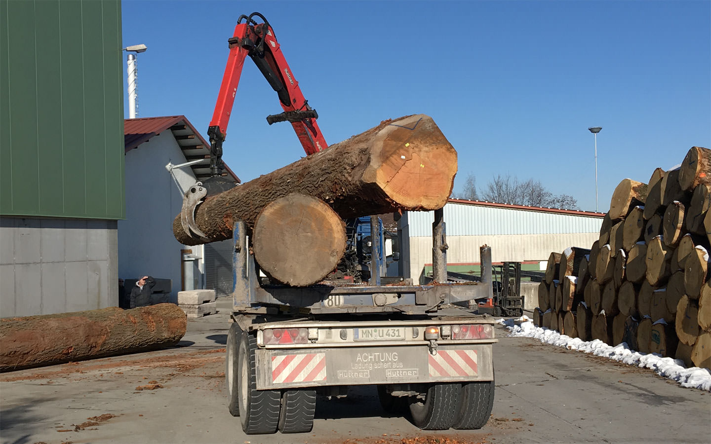 Entladen von einem Holzriesen 