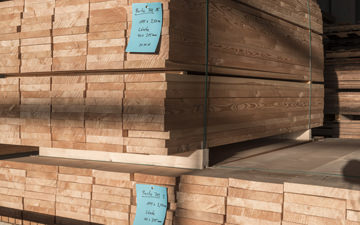 Hochwertiges Lärchenholz bereit zum Aufsägen für Ihren Parkett